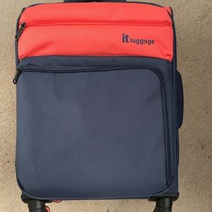 it luggage Duo-Tone 22" Softside Carry-On